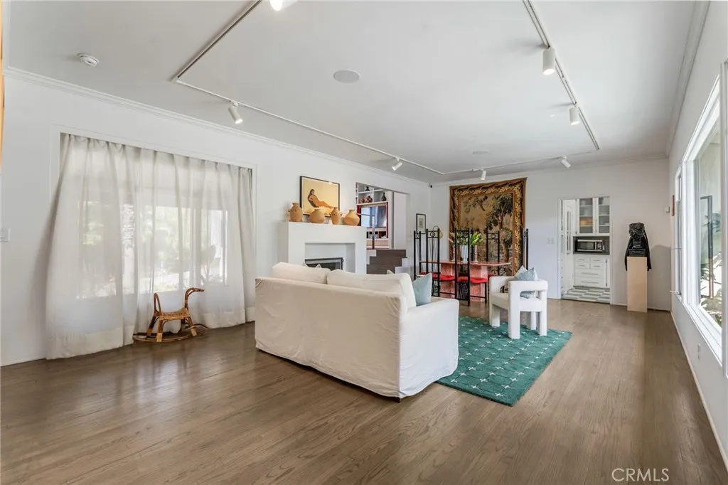 2240 N New Hampshire Avenue, Los Feliz, California 90027 home-pic-15